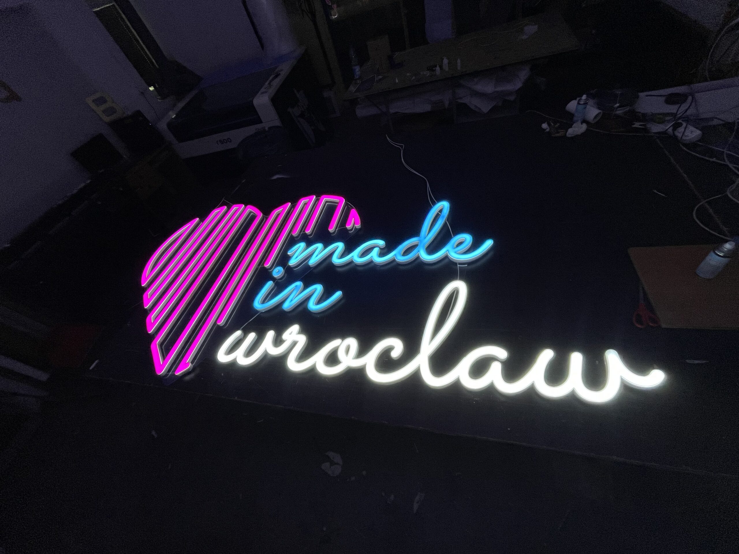 Neony LED i Ledony Wrocław – Reklama Świetlna | Kapitan Reklama