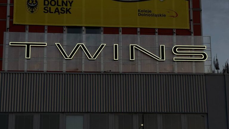 Kompleksowy montaż blachy ażurowej i serwis liter świetlnych – TWINS